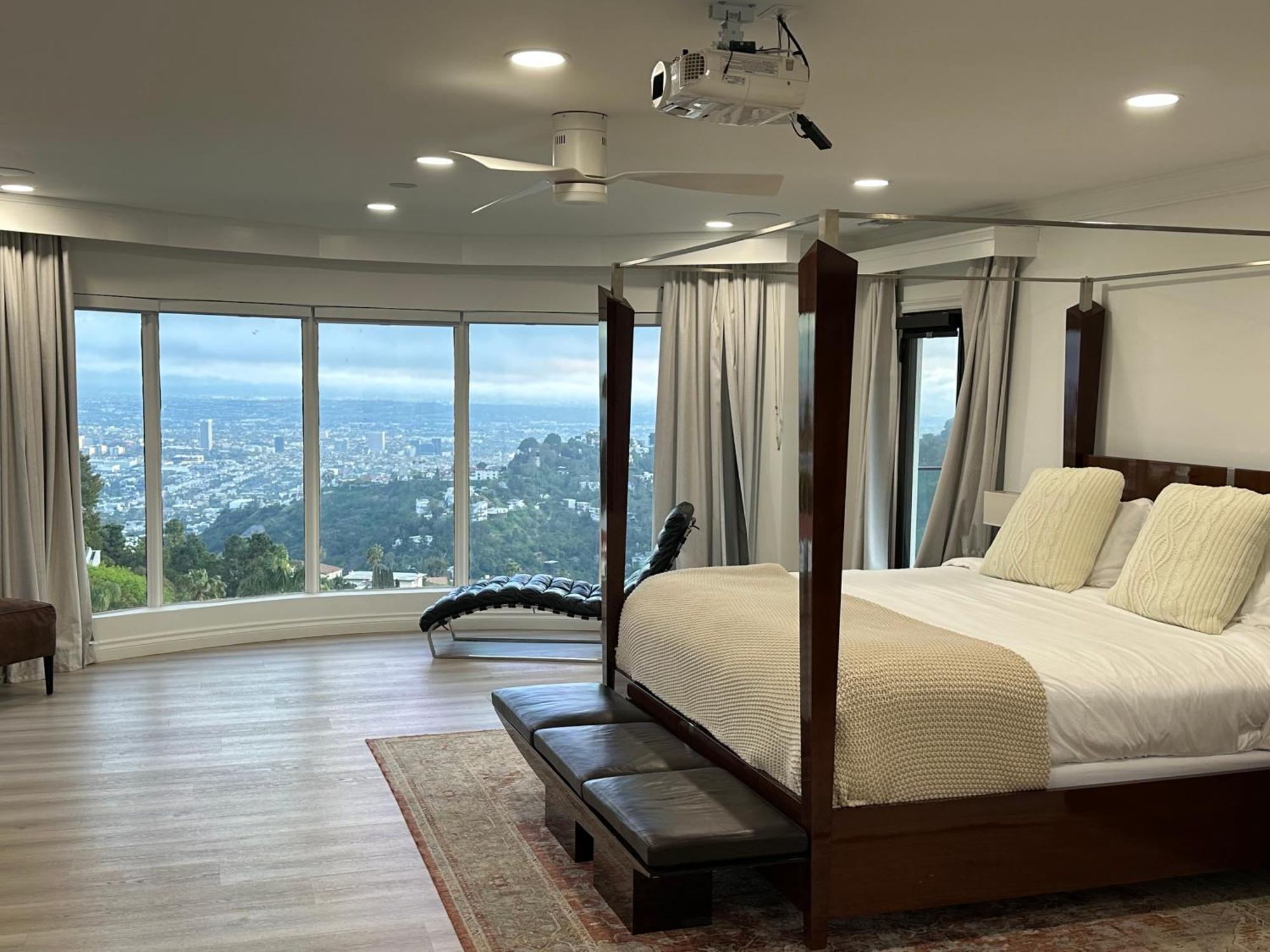 Le Chateau Los Angeles Exterior photo